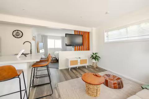 TV a/nebo společenská místnost v ubytování Beachfront escape
