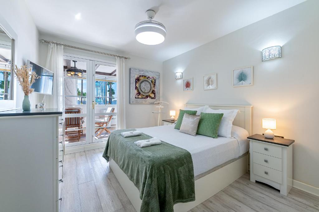 Puerto Marina Terrace Apartment, 1 min from the BEACH