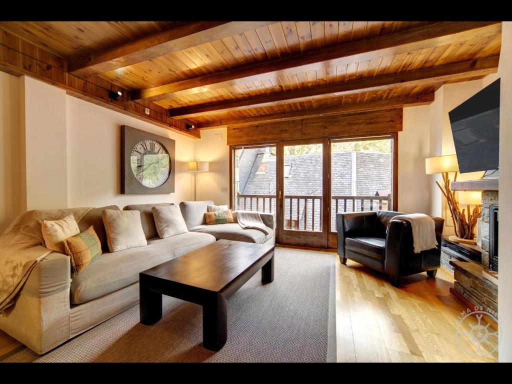 een woonkamer met een bank en een tafel bij LIAT de Alma de Nieve in Bagergue