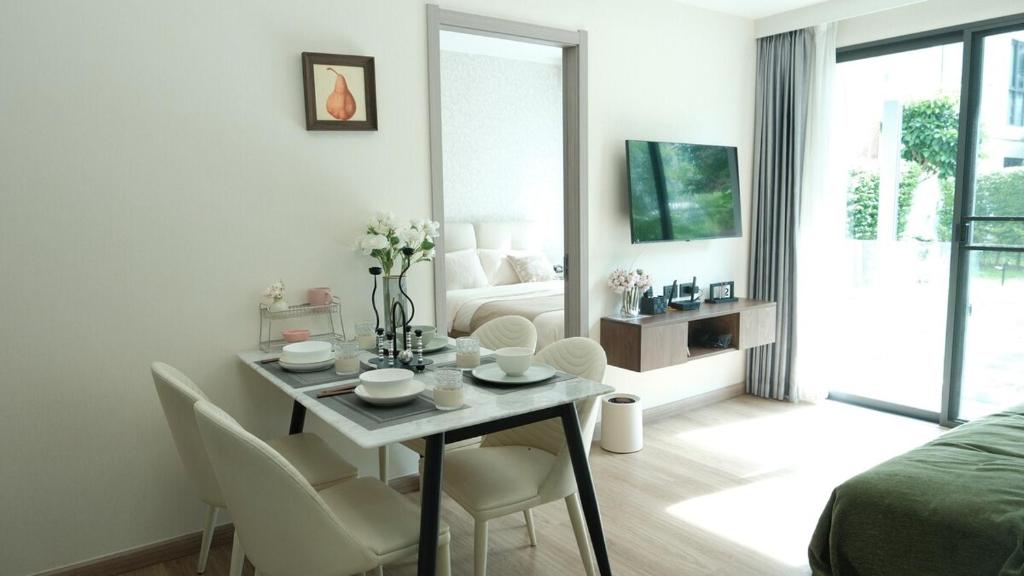TV a/nebo společenská místnost v ubytování Chiang Mai the one C Pool view Two bedrooms and two bathrooms for five people Fully equipped Cooking allowed Preferred residence