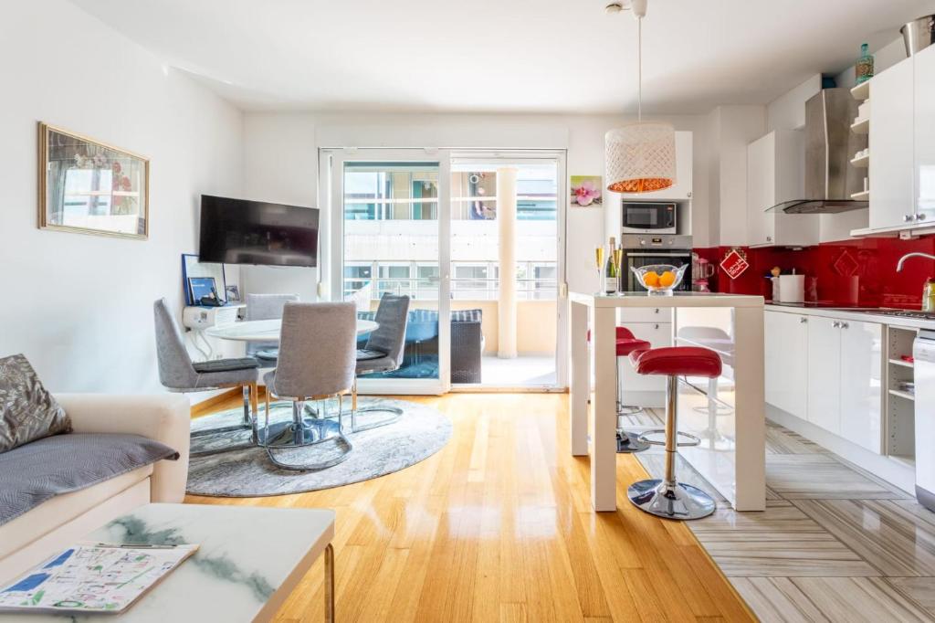 Apartment in Split near Beach with balcony, air conditioning, WiFi 5141-1