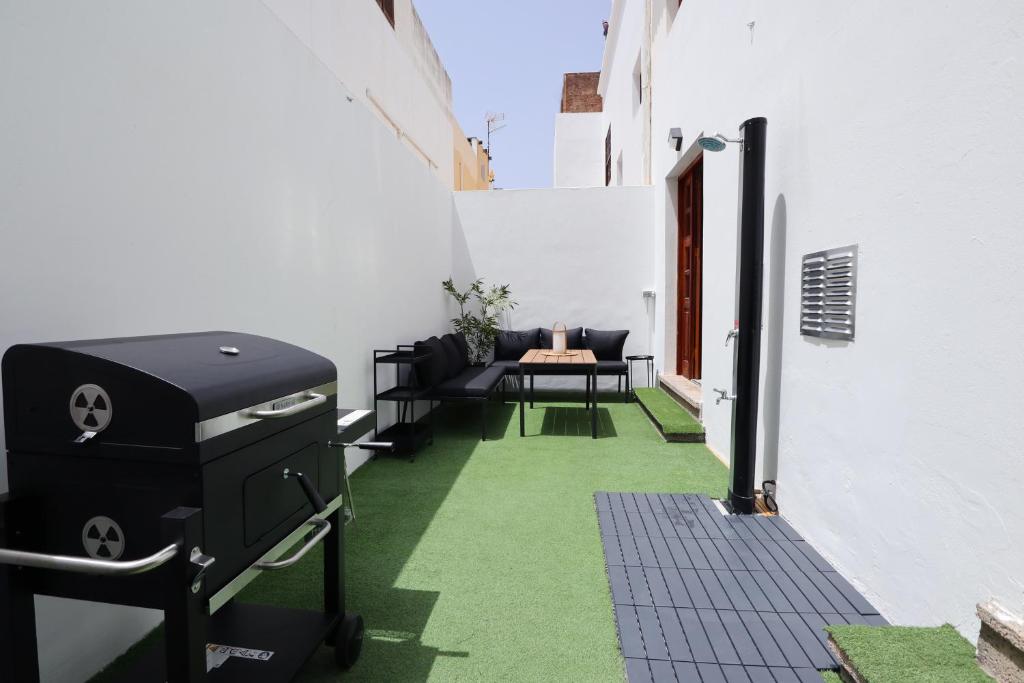un patio al aire libre con parrilla y mesa en Casa Betancuria, en San Bartolomé
