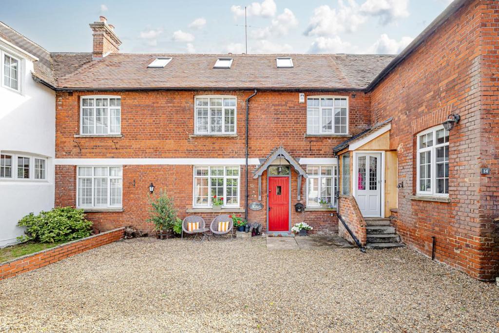 スタンステッド・マウントフィーチェットにあるStylish 3-Bed Home Close to Stansted Airportの赤レンガ造りの家