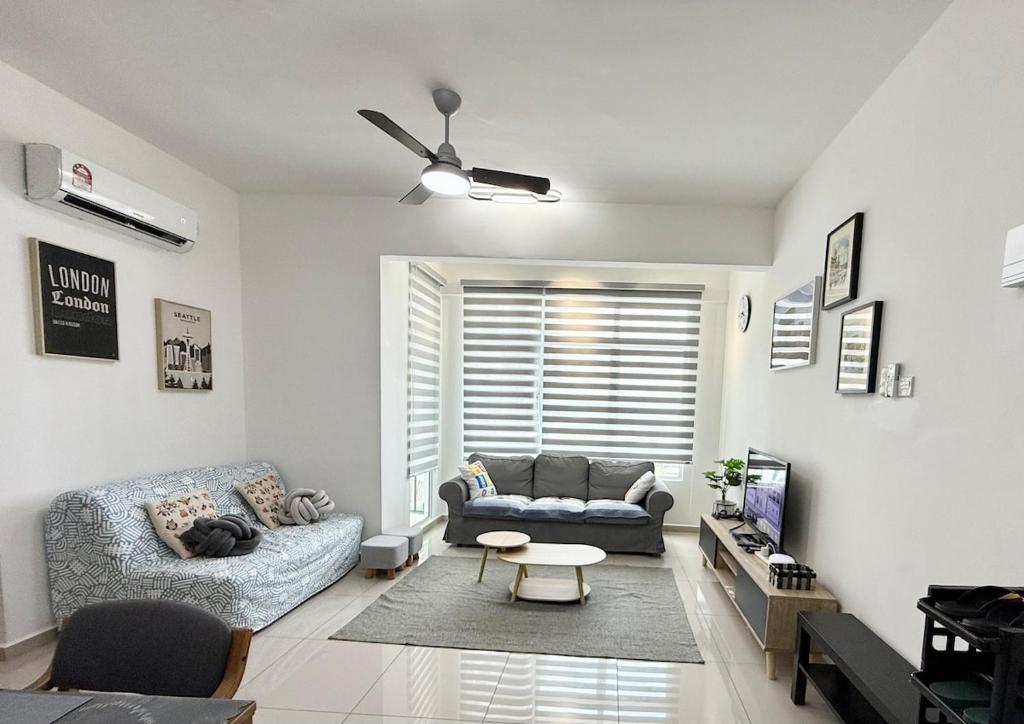 una sala de estar con un sofá y una mesa en Charming 2BR in Novo 8 Residence w-1 Free Parking, en Melaka