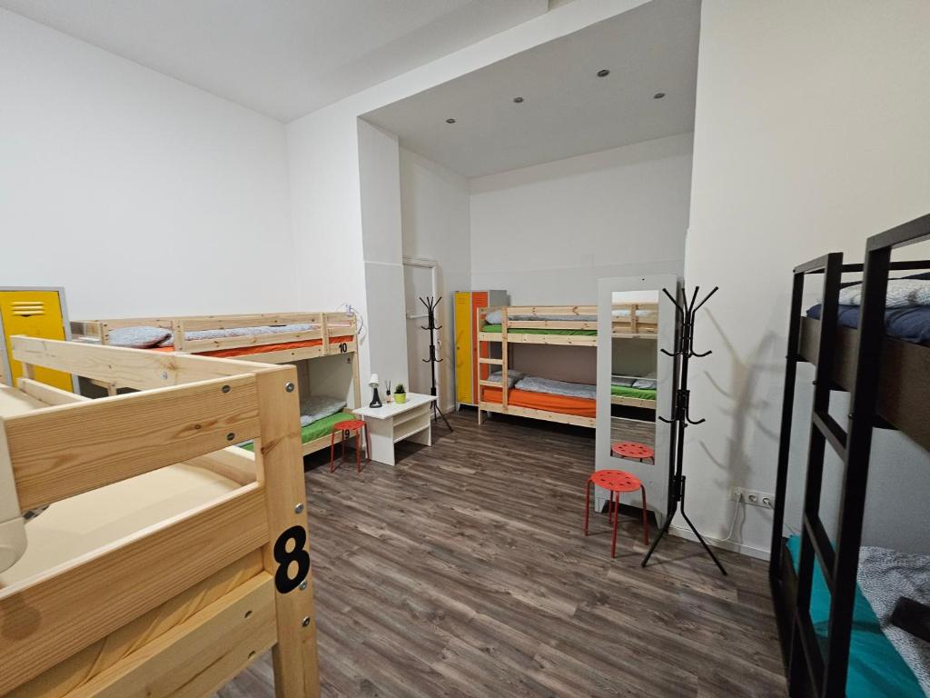 Ένα ή περισσότερα κρεβάτια σε δωμάτιο στο Urban Nomad Rooms and Hostel in City Center