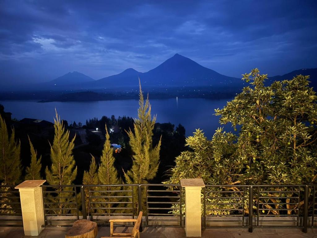 RuhengeriにあるFido's Guesthouseの夜の湖と山々の景色