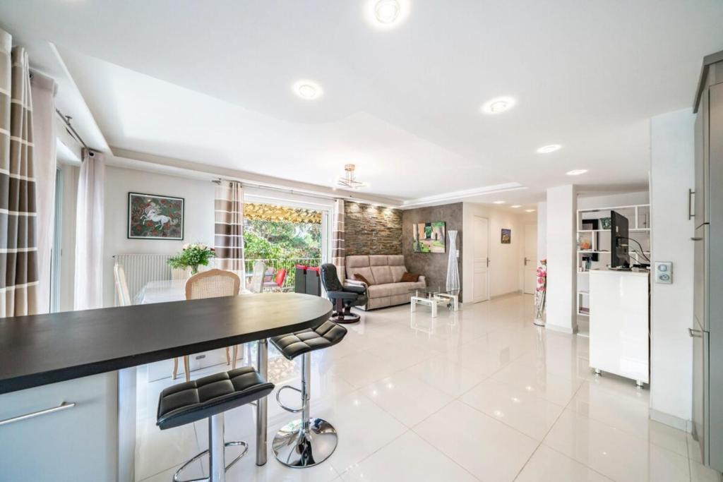 Bright 2 bedroom close to the centre of Cannes
