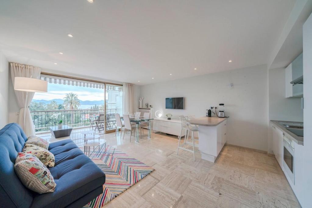 Wonderful 2 bedrooms with sea view and pool !