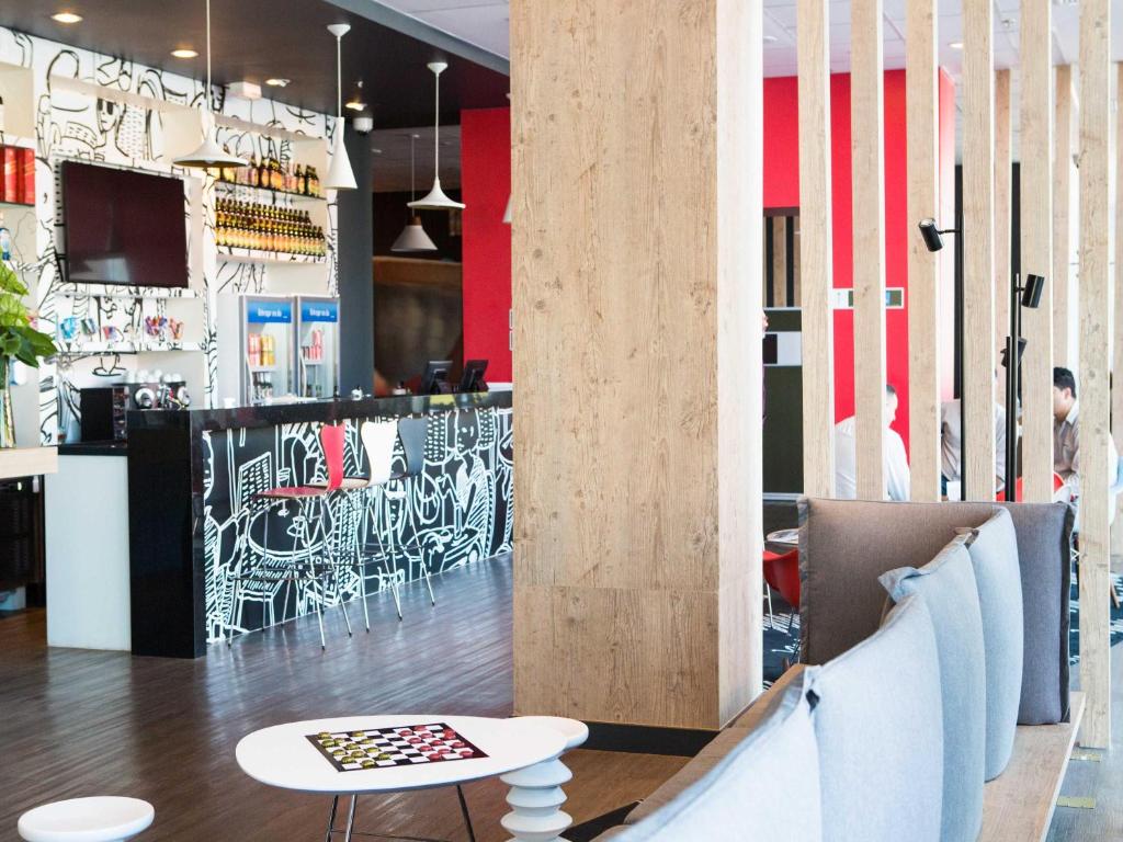 un restaurant avec un bar avec des planches de surf au mur dans l'établissement ibis Rio Porto Atlantico, à Rio de Janeiro