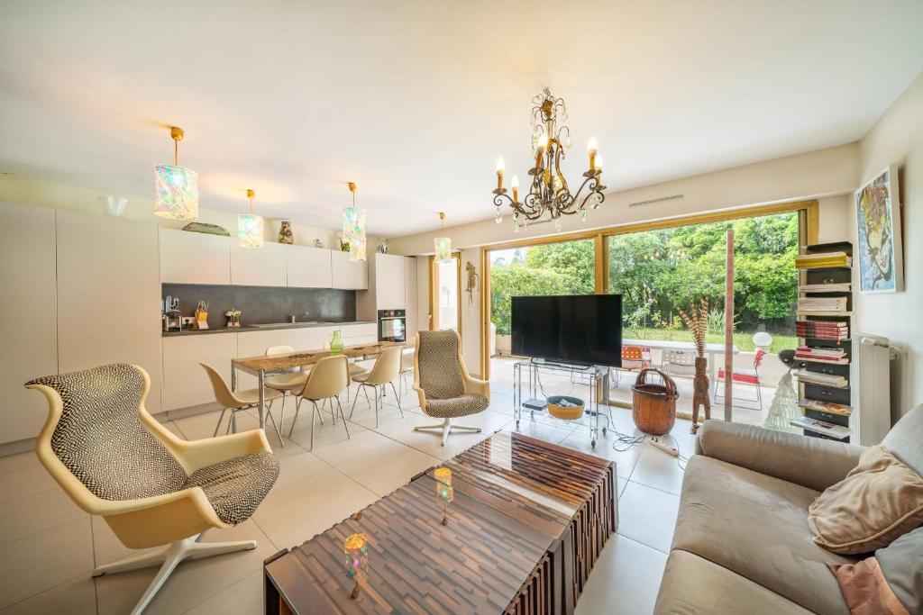 Pleasant 2 bedroom with large terrace