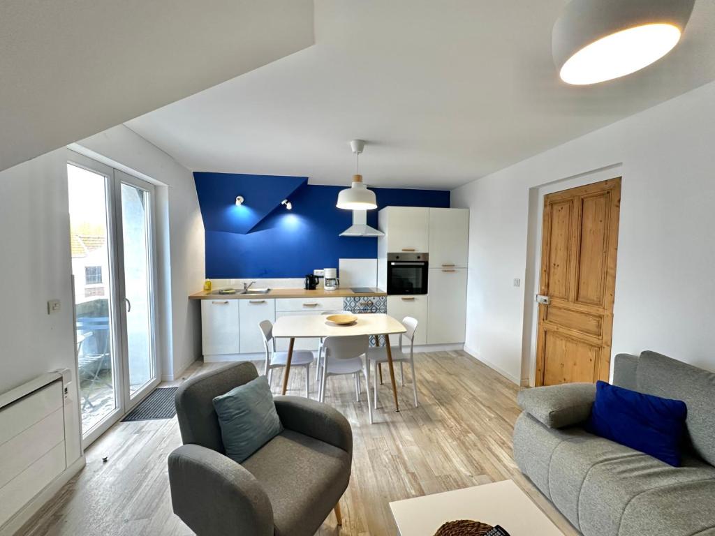 a living room with a couch and a table at Appartement 4 personnes à 100 m de la plage in Berck-sur-Mer