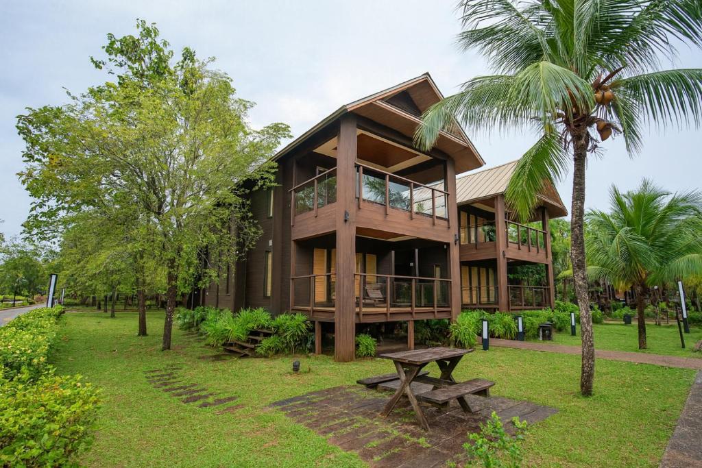 ein Haus mit einem Picknicktisch davor in der Unterkunft The Langit Duyong Marina Resort in Kuala Terengganu