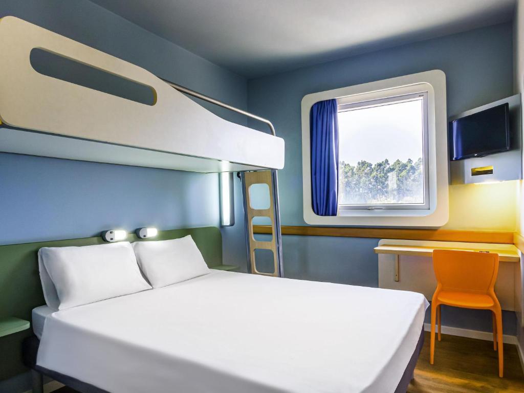 a bedroom with a bunk bed and a ladder at Ibis Budget Araraquara in Araraquara