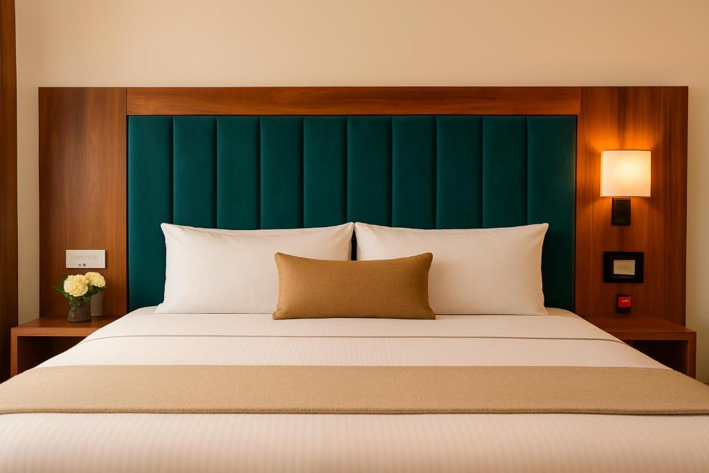 En eller flere senge i et værelse på Mayur Resort