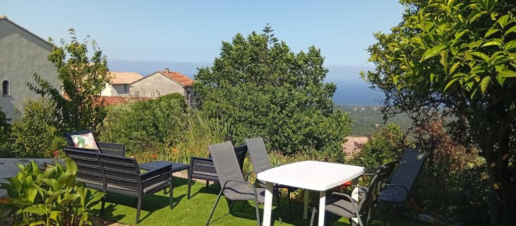 Gambar di galeri bagi Chambres d'hôte A Caserella, Maison de village rénovée avec vue sur mer di Valle-di-Campoloro