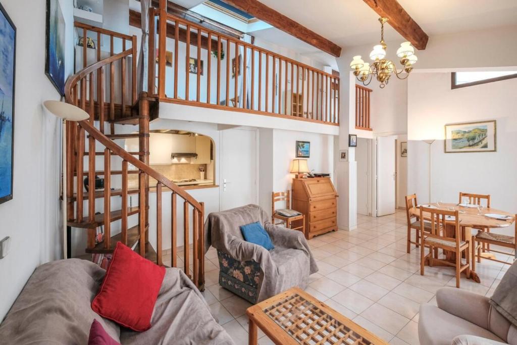 Very nice 2 bedrooms in duplex heart of Cannes !!