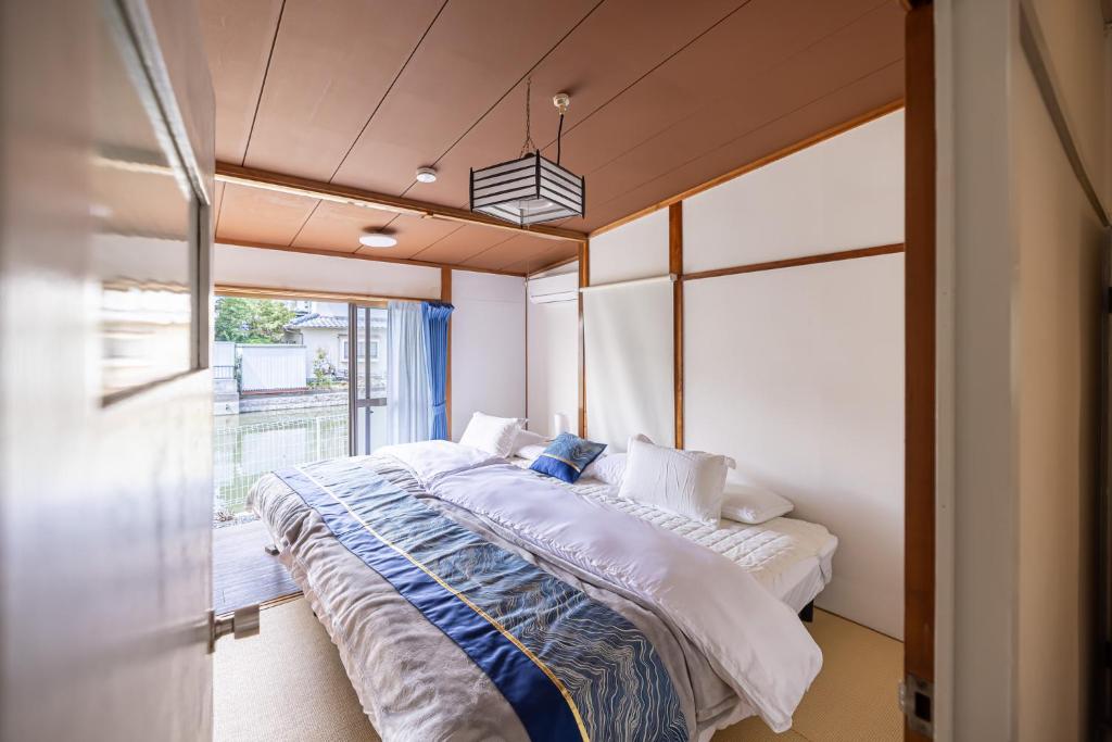 En eller flere senge i et værelse på Chitose-岡山倉敷駅アクセス良好-広々古民家-最大7人-無料駐車場-庭付きBBQ-
