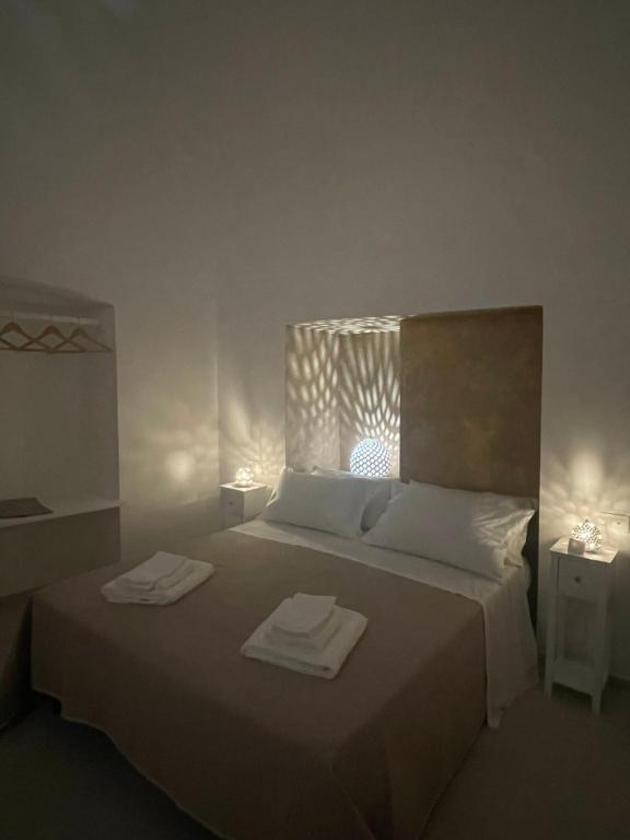 ein Schlafzimmer mit einem Bett mit zwei Handtüchern darauf in der Unterkunft Case Nuove in Gallipoli