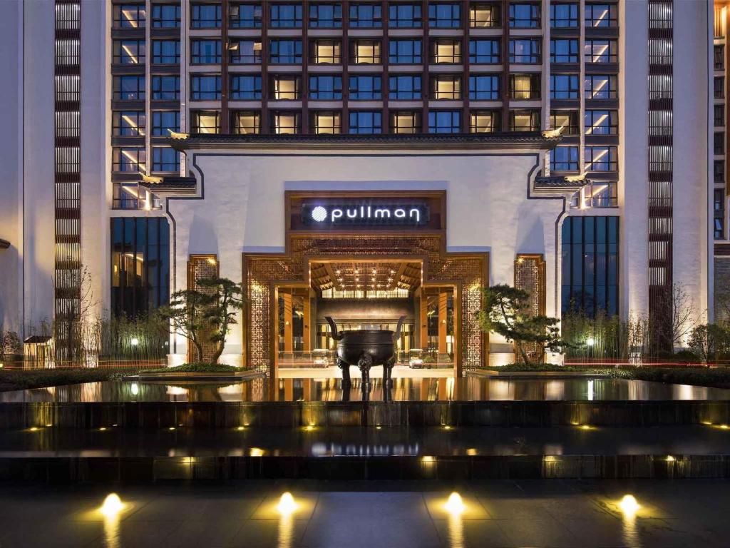 een weergave van het Pullman Hotel 's nachts bij Pullman Hefei Sunac in Hefei