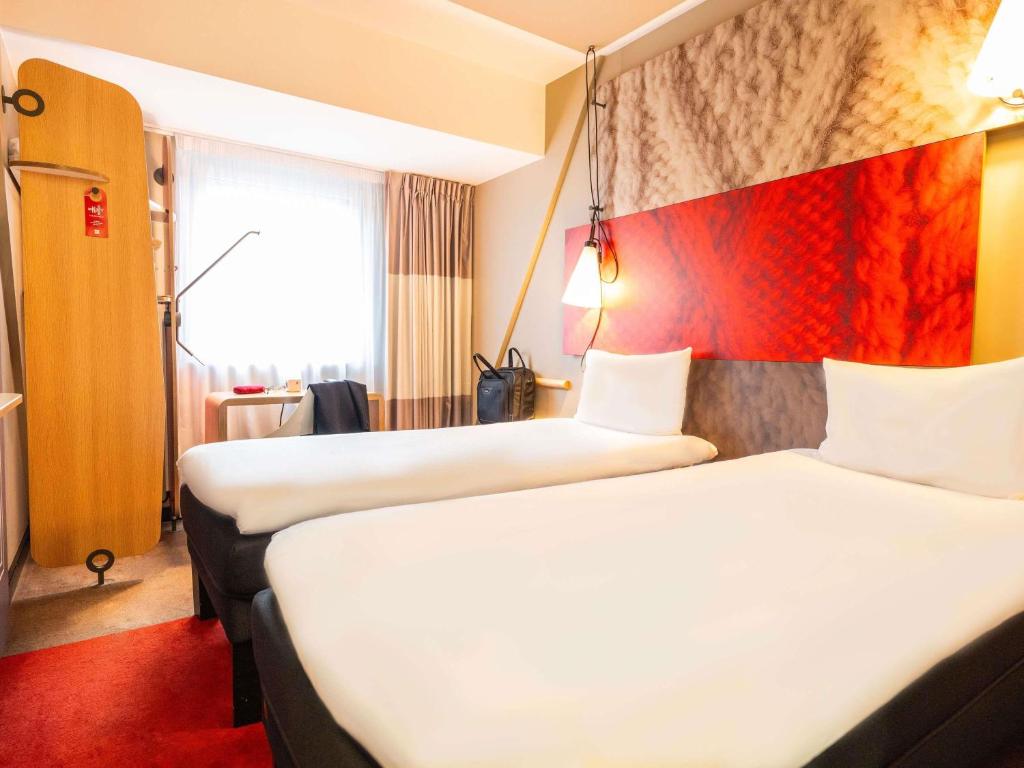 ibis Geneve Centre Lac photo