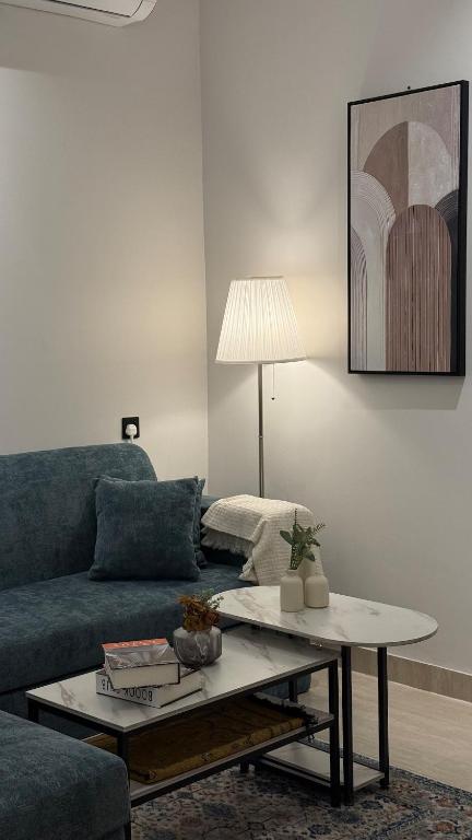 ダンマームにあるLuxury apartment with self check-in SH56のソファとコーヒーテーブルのあるリビングルーム