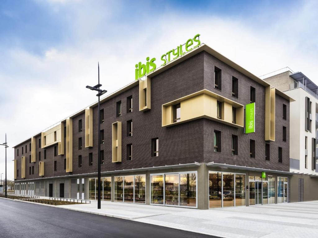 a building with a ups store sign on top of it at ibis Styles Guyancourt Versailles in Guyancourt