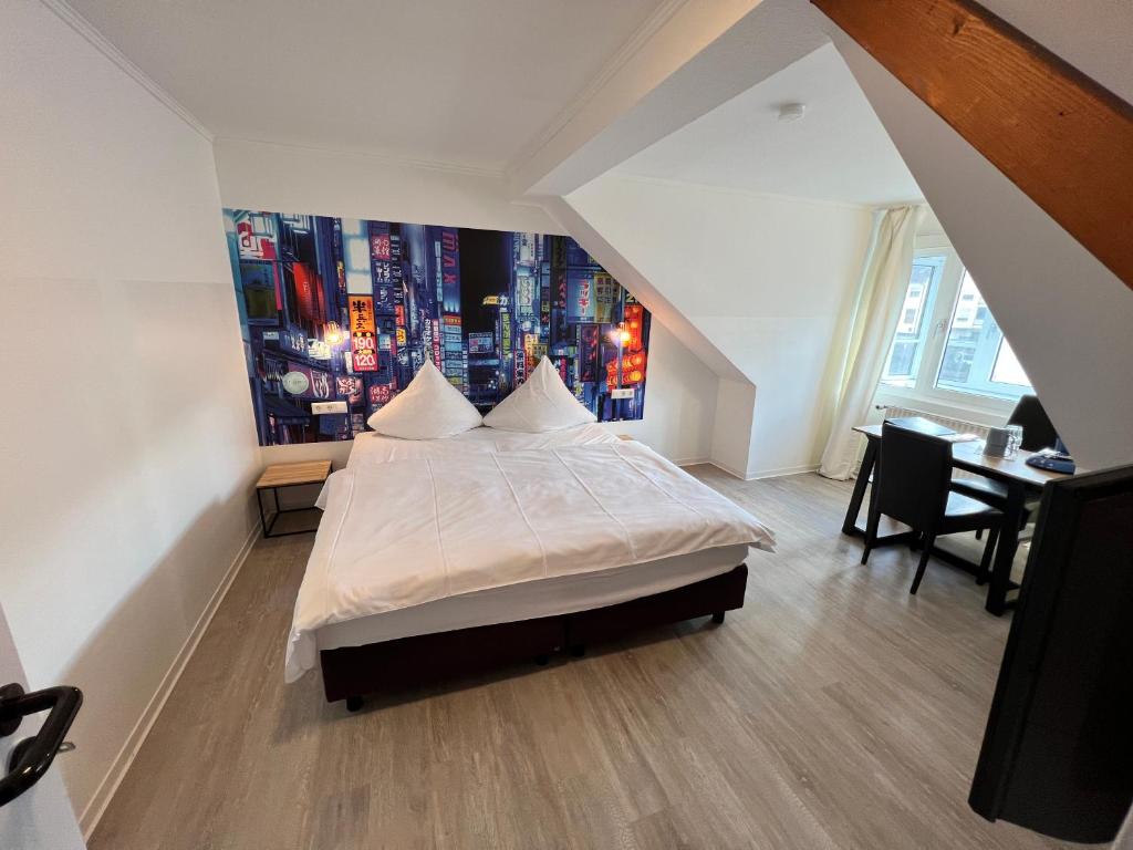 a bedroom with a bed and a desk and a painting at Hotel Bitzer Backnang Zentrum 24h CHECK IN FRÜHSTÜCKSBUFFET TÄGLICH OPTIONAL VOR ORT BUCHBAR HIGHSPEED WIFI GRATIS PARKPLÄTZE ALTSTADT 300m BAHNOF 500m in Backnang