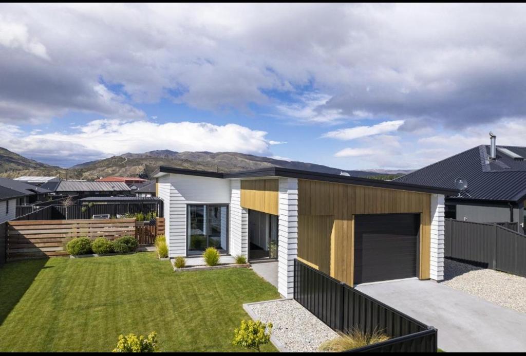 Nespecifikovaný výhled na hory nebo výhled na hory při pohledu z prázdninového domu