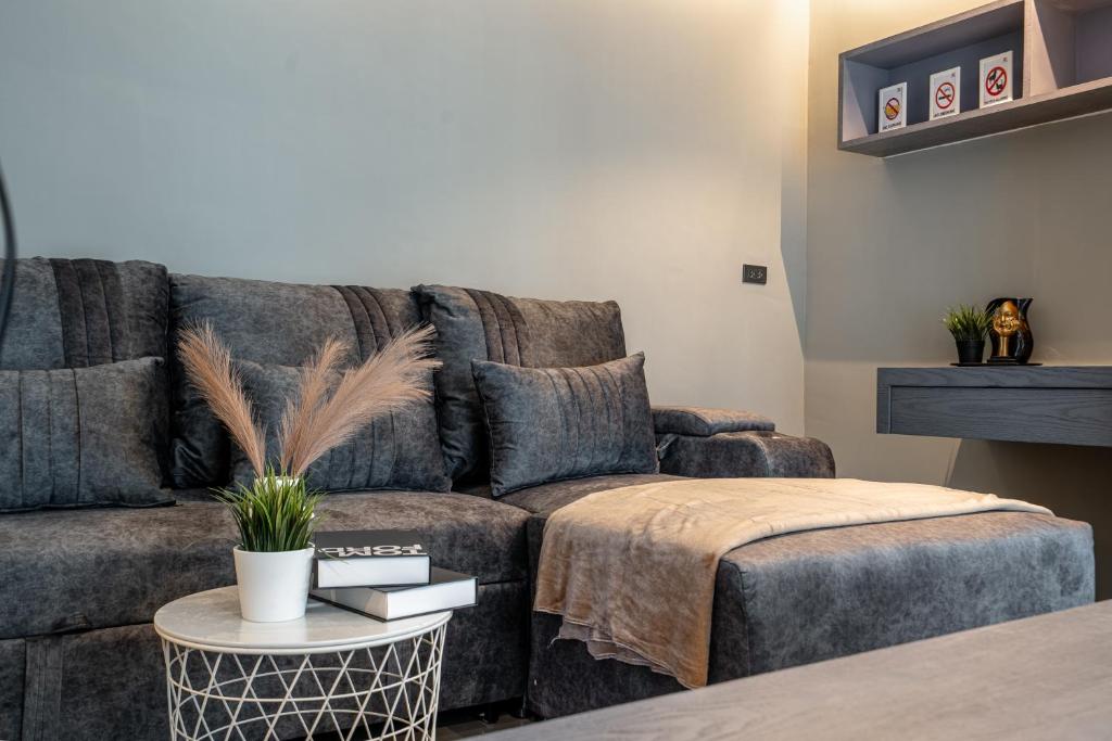 Χώρος καθιστικού στο Luxury 2BR Condo Pool Rooftop Bar D6023