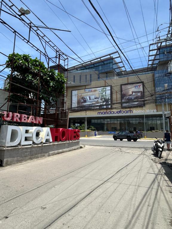 an empty street in front of a building at Jb Place Hernan in Cebu City