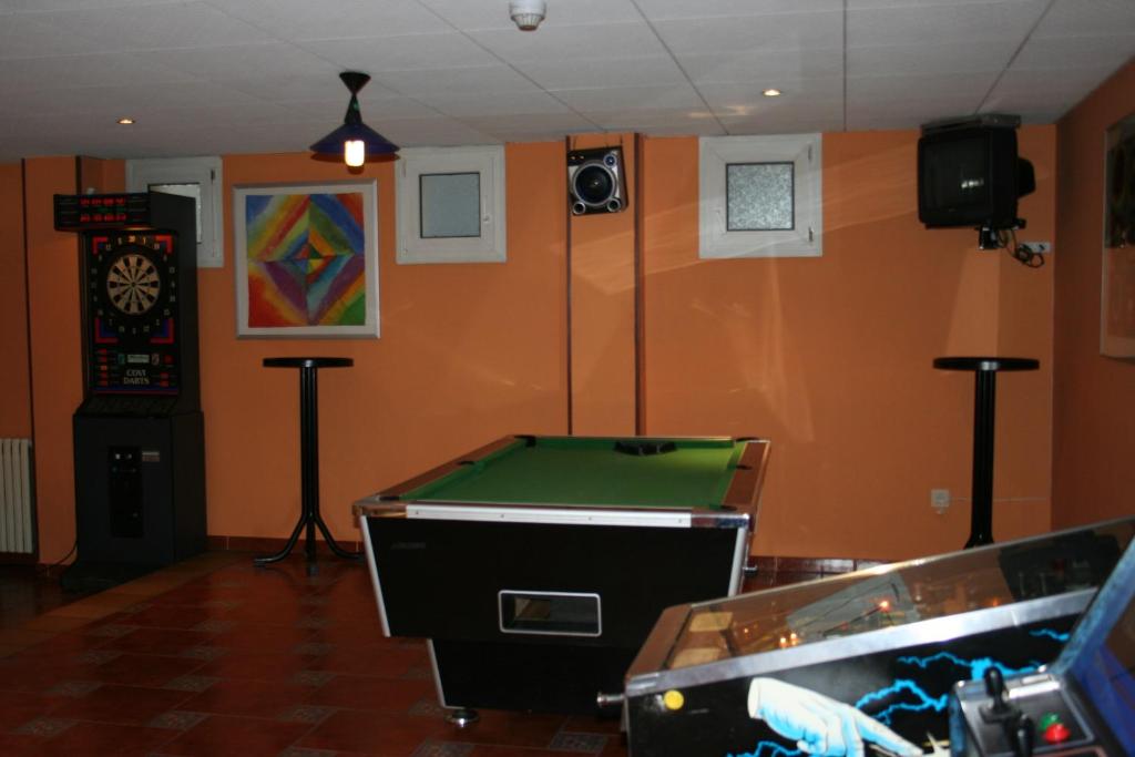 Biliár nebo kulečník v ubytování Somriu Hotel Vall Ski