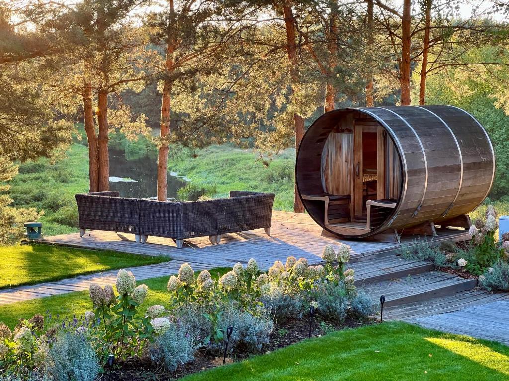 Zahrada ubytování Domek LAVENDA z widokiem na rzekę - Basen, Jacuzzi, Sauna - Magiczny ogród - 0,5ha prywatnej przestrzeni