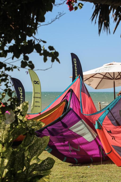 a bunch of kites sitting on the beach at Cabaré Du Vento in Prea