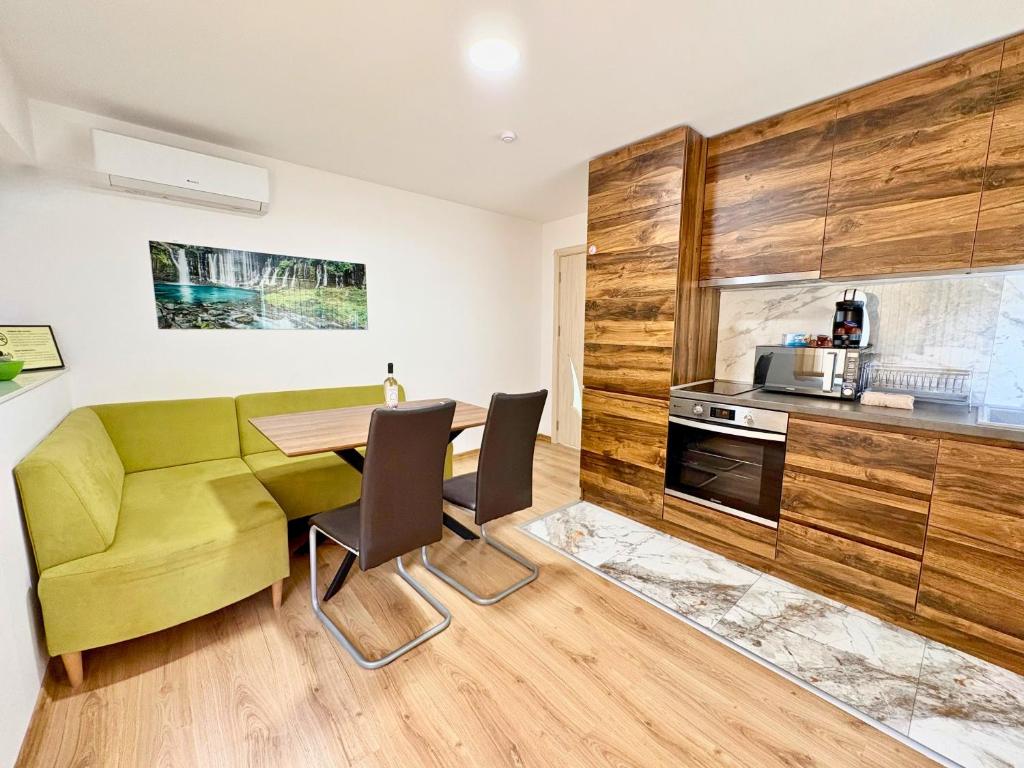 eine Küche und ein Esszimmer mit Tisch und Stühlen in der Unterkunft City Charm Apartments 2 in Warna