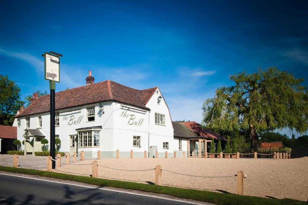 un edificio blanco al lado de una carretera en The Bull at Great Totham Limited, en Great Totham