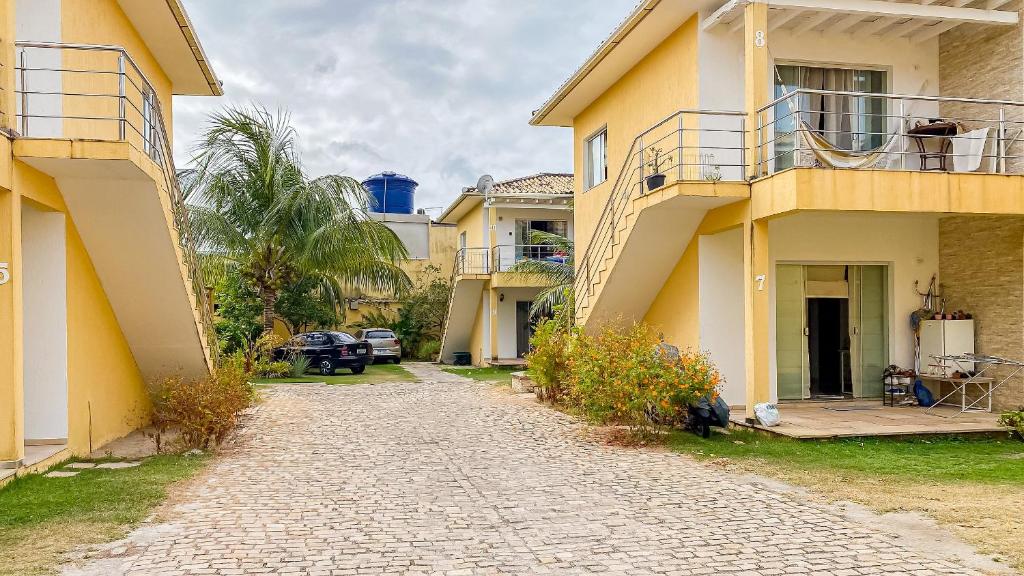 una strada di ciottoli di fronte a una casa di Residencial IL Pevero, condomínio com piscina e área gourmet a uma quadra da Praia de Taperapuã aptos com 2 quartos a Porto Seguro