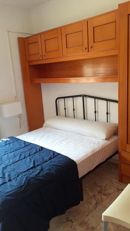 a bedroom with a bunk bed with a blue blanket at Habitacion en piso compartido No alojamiento turistico in Benidorm