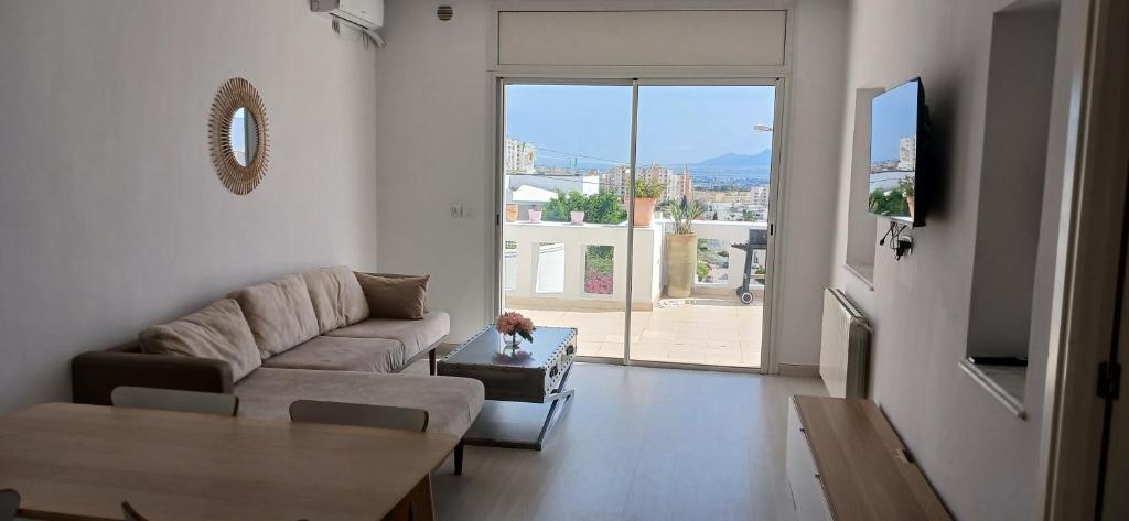 Televisyen dan/atau pusat hiburan di Panoramic 2 bedrooms Ennassr