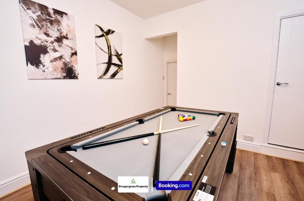 Herní místnost v ubytování 2 Bedroom House By Prospergress Property Short Lets & Serviced Accommodation Coventry With Parking and Games