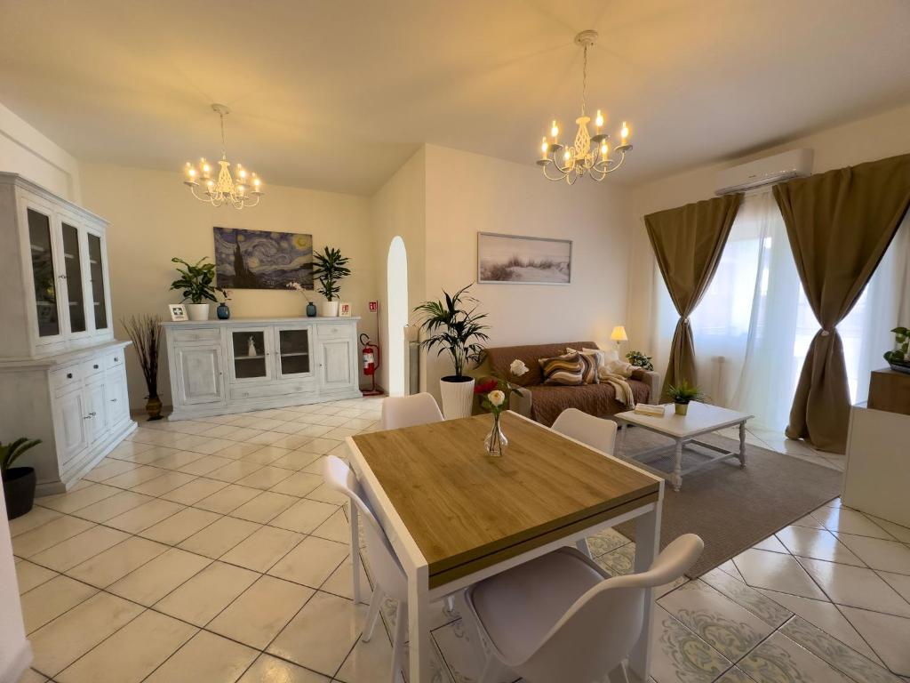 una sala de estar con una mesa y un sofá en Piccola Vietri, en LʼAmericano