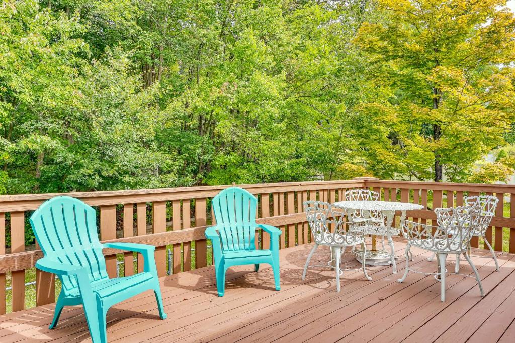 3 sillas y una mesa en una terraza en Family Home Close to Warwick, 5 Mi to Lake!, en Monroe