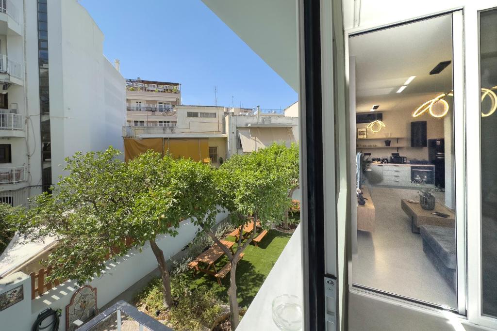 una vista desde la ventana de un apartamento en Callisto Elegant Apartment Near Acropolis, en Atenas
