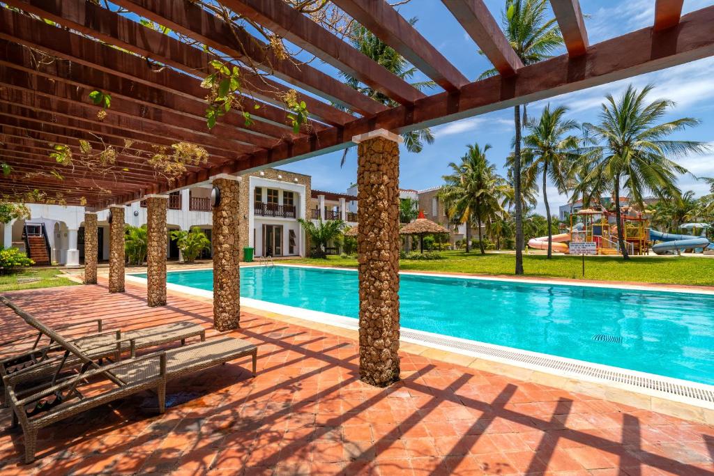 una imagen de una piscina en una villa en Sultana Palace Exclusive Apartments, en Kikambala