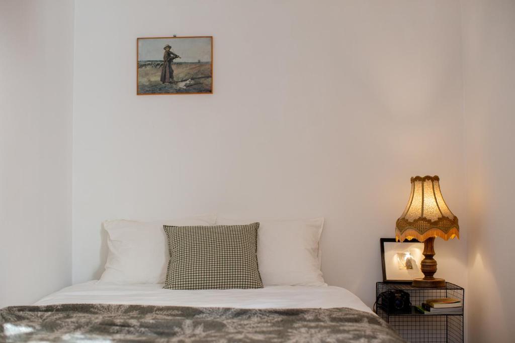 a bedroom with a bed with a picture on the wall at wyciszy i ukoi apartament - w najpiękniejszej dzielnicy Katowic in Katowice