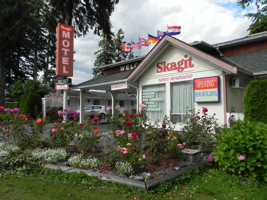 een restaurant met bloemen voor een gebouw bij Skagit Motel in Hope