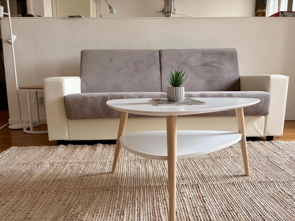 un tavolino da caffè in un soggiorno con divano di RivApartments2 with private parking a Trieste