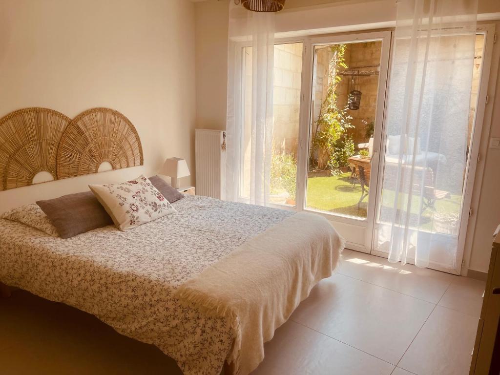Ένα ή περισσότερα κρεβάτια σε δωμάτιο στο Les Chambres de Sophie