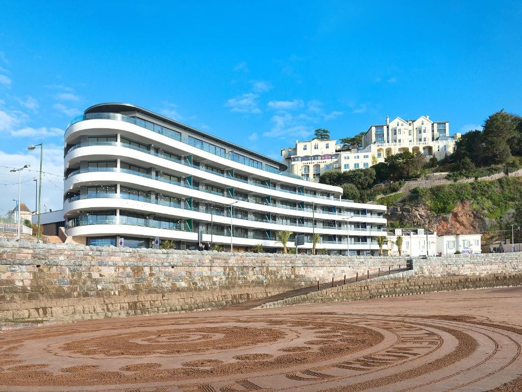 トーキーにあるBay View Abbey Sandsの浜辺の丘の上の建物