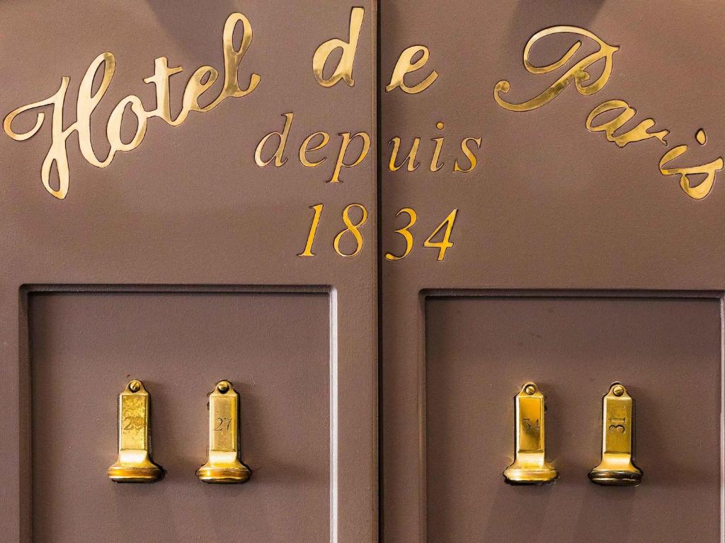 un panneau pour une chambre d'hôtel avec les mots hôtel âge quatre-vingt quatre-vingt quatre dans l'établissement Mercure Moulins Centre Hôtel de Paris, à Moulins