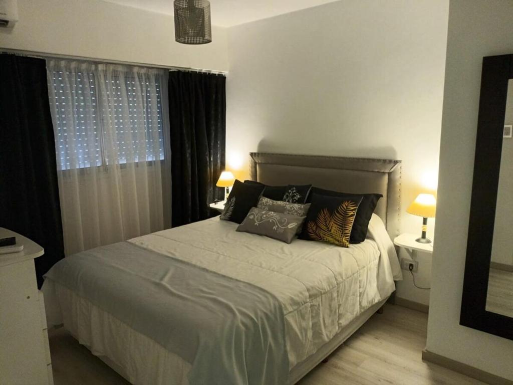 En eller flere senge i et værelse på Hermoso re completo cómodo balcón al frente 3 dorm